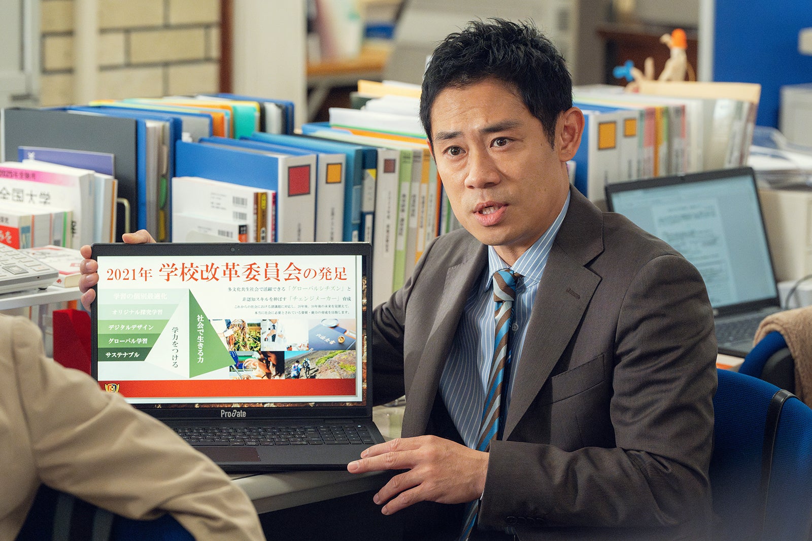 伊藤淳史「なんで私が神説教」第1話（C）日本テレビ