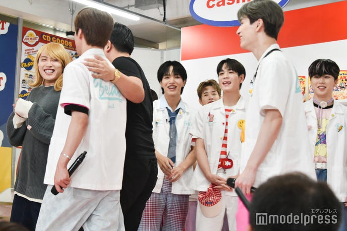 レインボーとのコントで胡散臭い社長(ジャンボたかお)からマテンロウ・アントニーの飲み会へ六本木に連れ出されそうになる河野純喜(C)モデルプレス