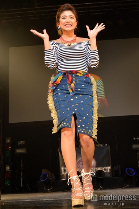 今井華に大歓声　満面の笑みでウォーキング