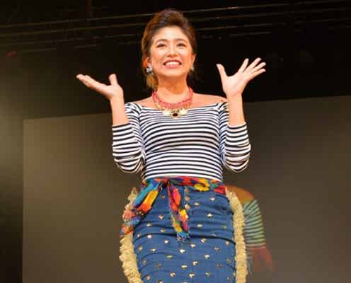 今井華に大歓声 満面の笑みでウォーキング