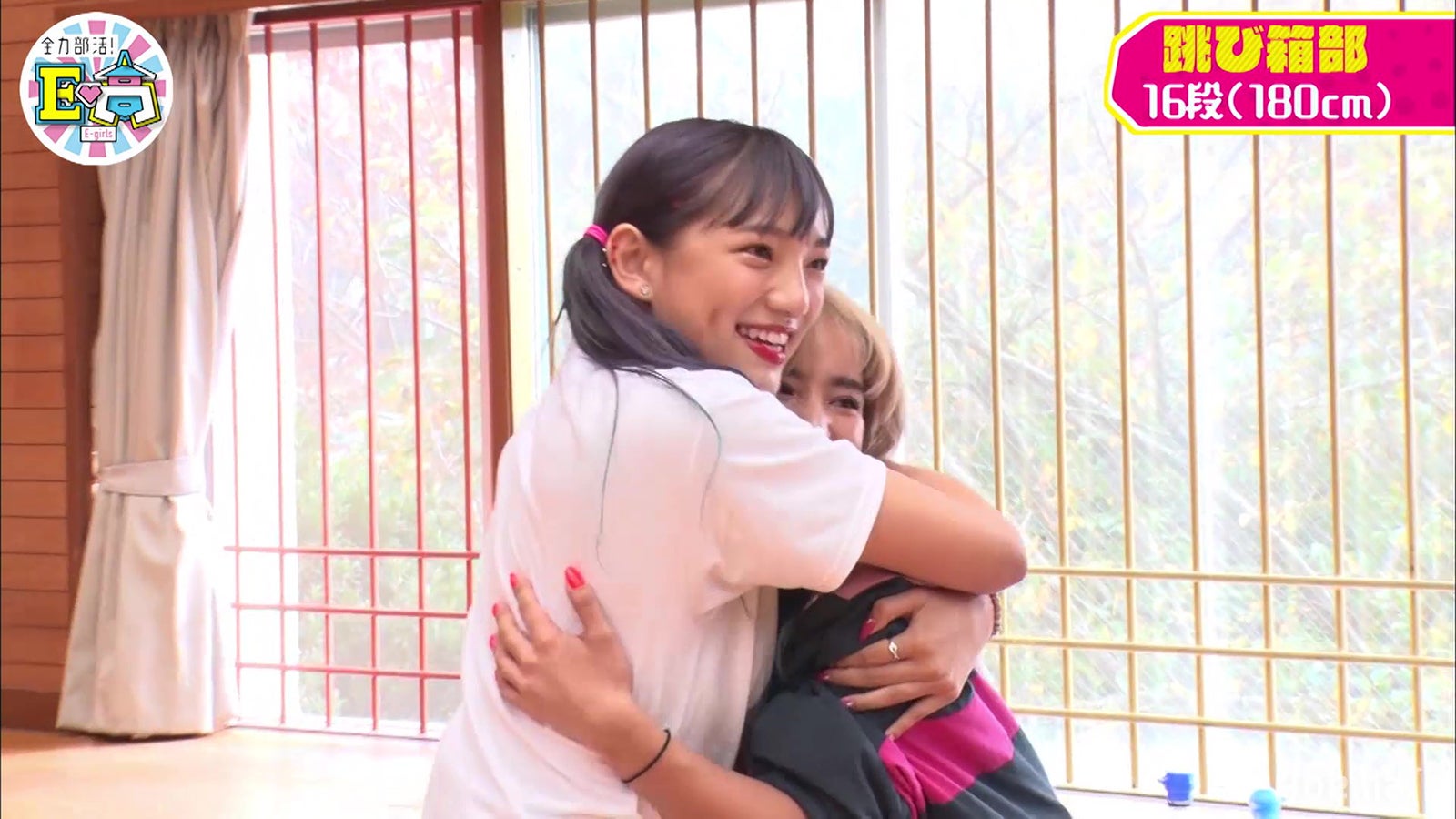 須田アンナ（左）（C）AbemaTV