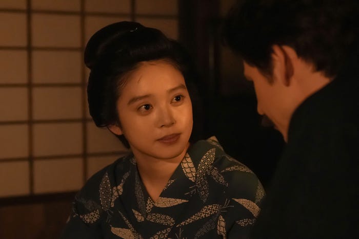 高石あかり、トミー・バストウ「ばけばけ」第90話(C)NHK