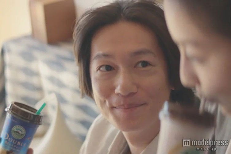 （左より）井浦新、伊藤歩／森永乳業「マウントレーニア」TV-CM新シリーズ・第1弾「新しい生活」篇より