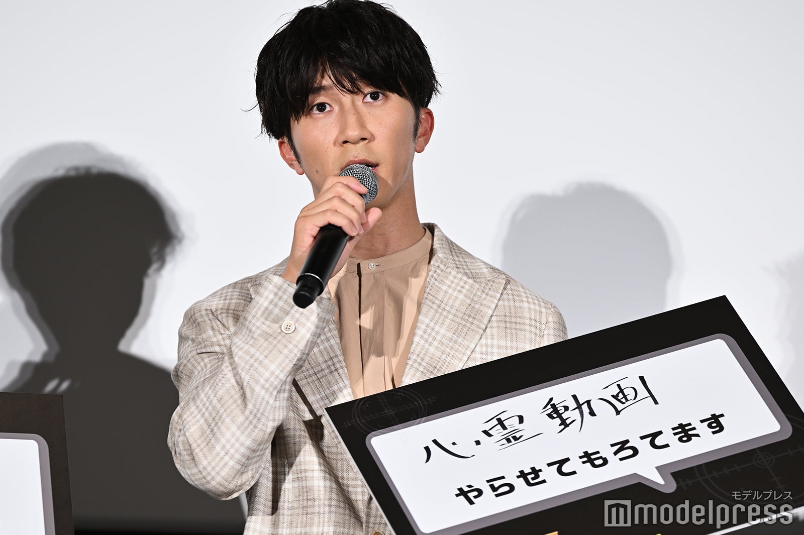 心霊動画を観ないと寝れない体になった濱田崇裕（C）モデルプレス