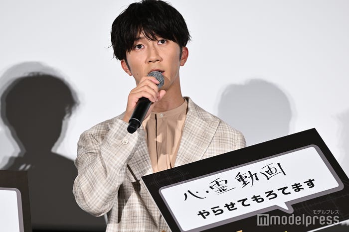 心霊動画を観ないと寝れない体になった濱田崇裕(C)モデルプレス