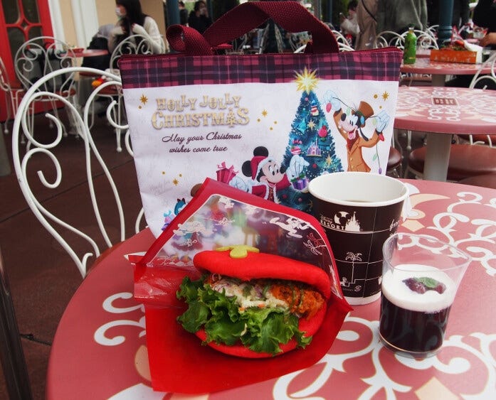 「スウィートハート・カフェ」のスペシャルセット 1120円、スーベニアランチケース付きで 2320円。ミッキーマウスのモチーフがついたサンドウィッチはビーフ＆トマト味。グレープゼリーとドリンク付きです