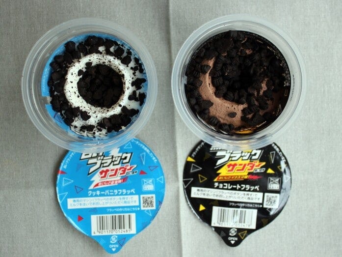 黒と白、どちらもチョコレートコーチングしたクッキーがどっさり！