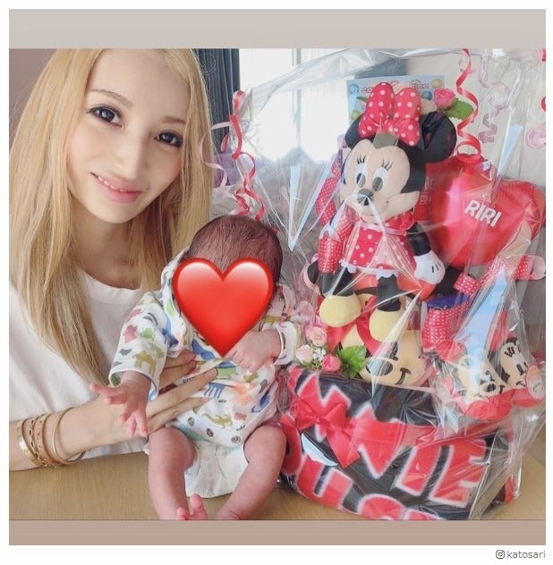 第1子出産の加藤紗里、愛娘との2ショット公開「ママの顔」と反響