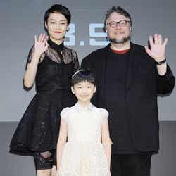 セクシーなシースルーワンピースで登場した菊地凛子(左)