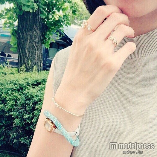 白革ベルト時計と華奢なバングル、リングで品よく爽やかに