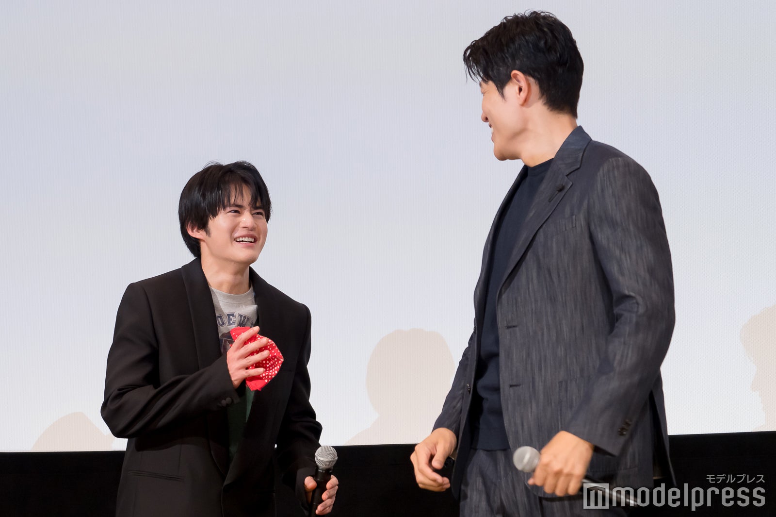 鈴鹿央士、鈴木亮平（C）モデルプレス