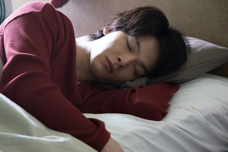 中村倫也の寝顔がいっぱい 水曜日が消えた 場面カット解禁 モデルプレス 中村倫也の寝顔がいっぱい 水曜日が消えた 場面カット解禁 モデルプレス