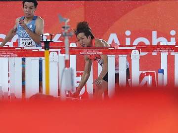 泉谷駿介に悪夢 予選でまさかの転倒、途中棄権で決勝進出ならず 雨で濡れたトラック・・・2台目直後にバランス崩す 脚痛め動けず、車いすで搬送 スタジアム騒然【アジア大会】