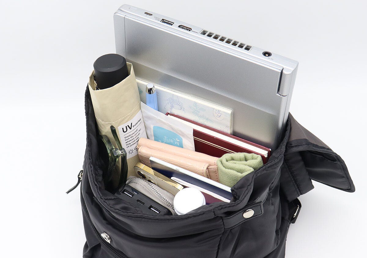 リュック内にノートパソコンや折り畳み傘・手帳などを詰め込んだ俯瞰写真