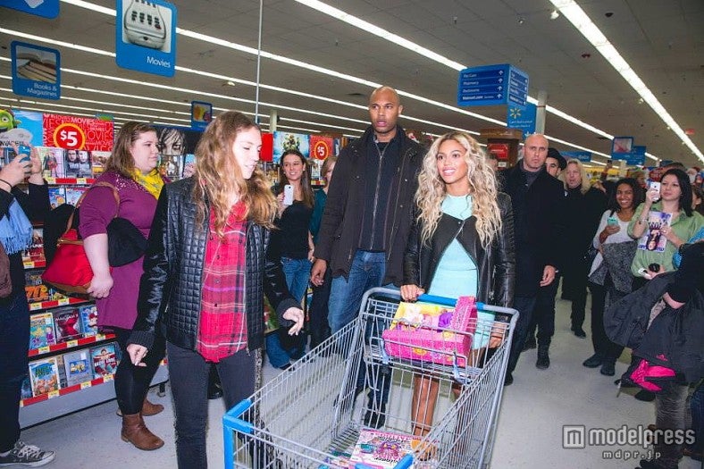 自らカートを押し店内を歩くビヨンセ。「Beyonce Facebook 」より