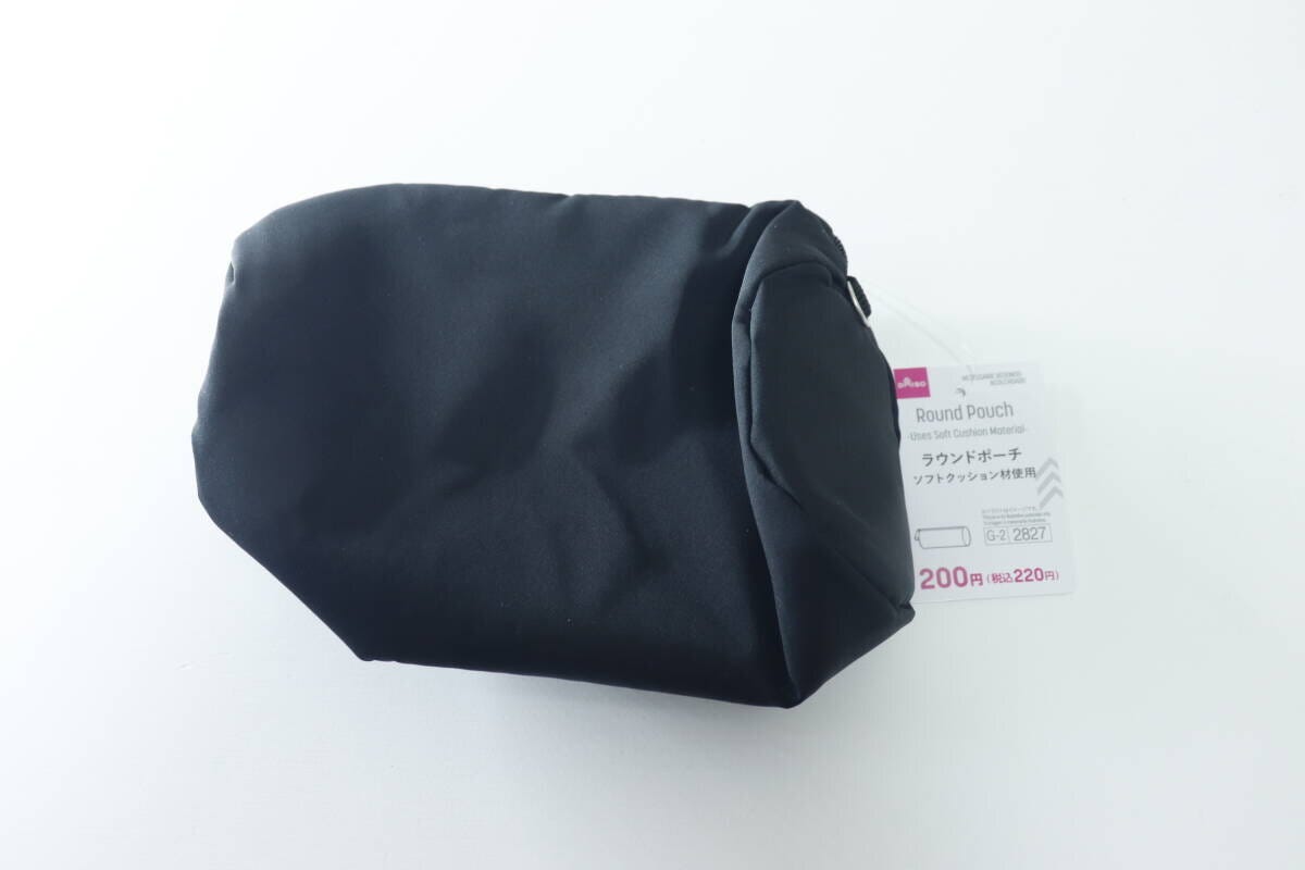 ダイソーの黒いラウンドポーチと商品タグ