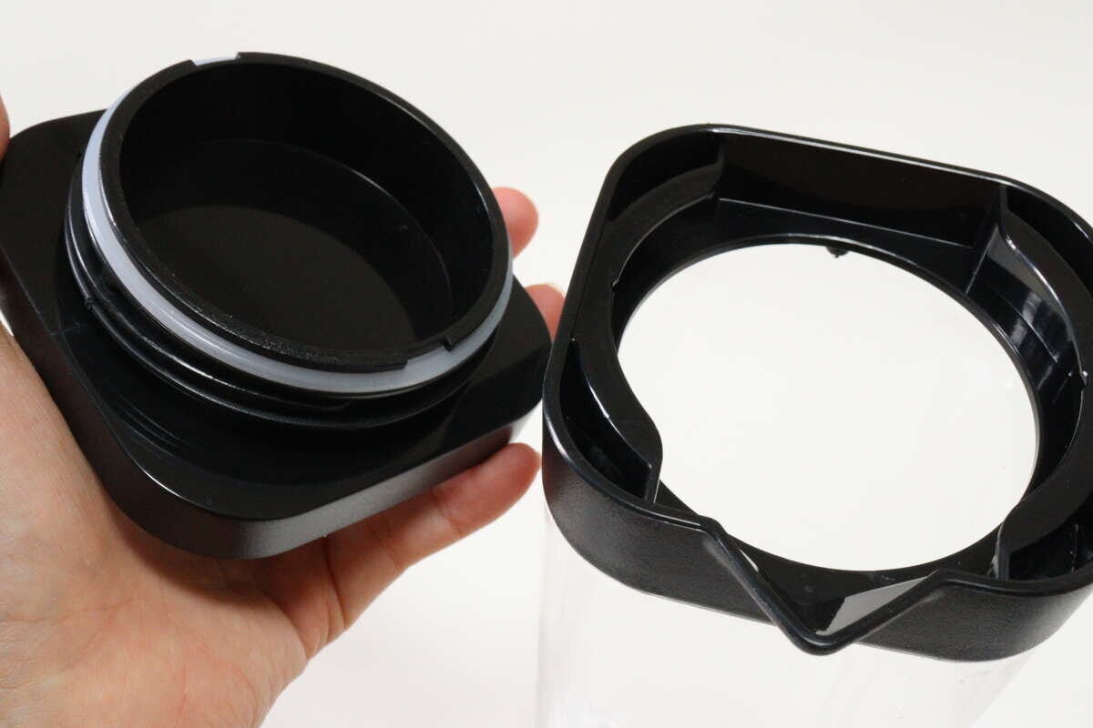 ダイソー 横置きできる冷水筒(取っ手なし、1.6L、ブラック) ダイソーの横置きできる冷水筒(取っ手なし、1.6L、ブラック)のパッキン