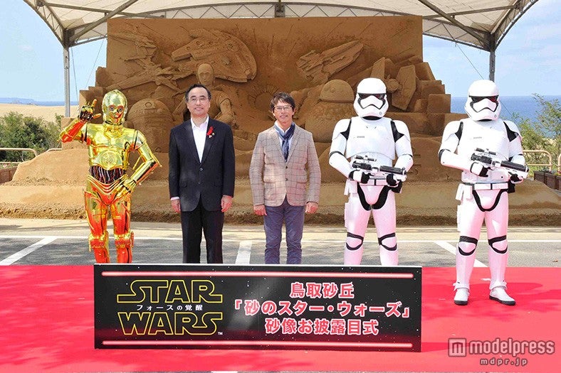 お披露目式／（左から）C‐3PO、深澤義彦鳥取市長、茶圓勝彦氏、新デザインのストームトルーパー（C）2015Lucasfilm Ltd．＆TM．All Rights Reserved