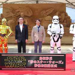 お披露目式／（左から）C‐3PO、深澤義彦鳥取市長、茶圓勝彦氏、新デザインのストームトルーパー（C）2015Lucasfilm Ltd．＆TM．All Rights Reserved