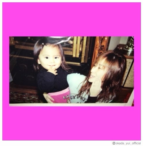 岡田結実、母に抱かれた幼少期ショット「小っちゃいころから可愛い」と絶賛の声