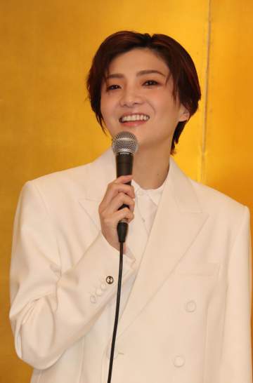 宝塚 月組トップ鳳月杏「20年間、ひたすら目の前のことに向き合ってきた」退団会見で笑顔