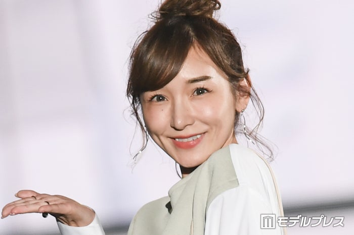 加護亜依「前髪伸ばそうと思ったけど」前髪ぱっつんショットに反響続々「幼くなってる」「モー娘。時代思い出す」の声