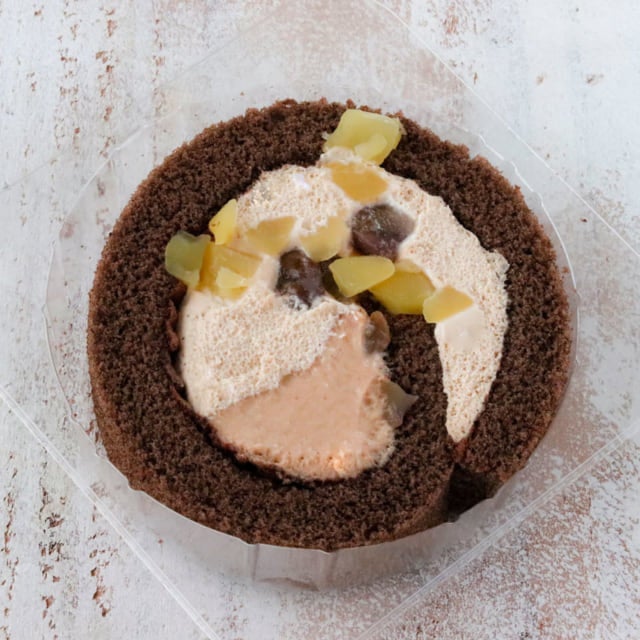 ファミマ_秋のロールケーキマロンティラミス袋から出したところ