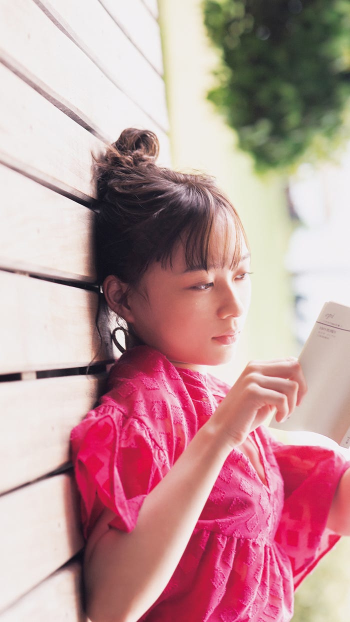 鈴木絢音(撮影:新津保建秀)