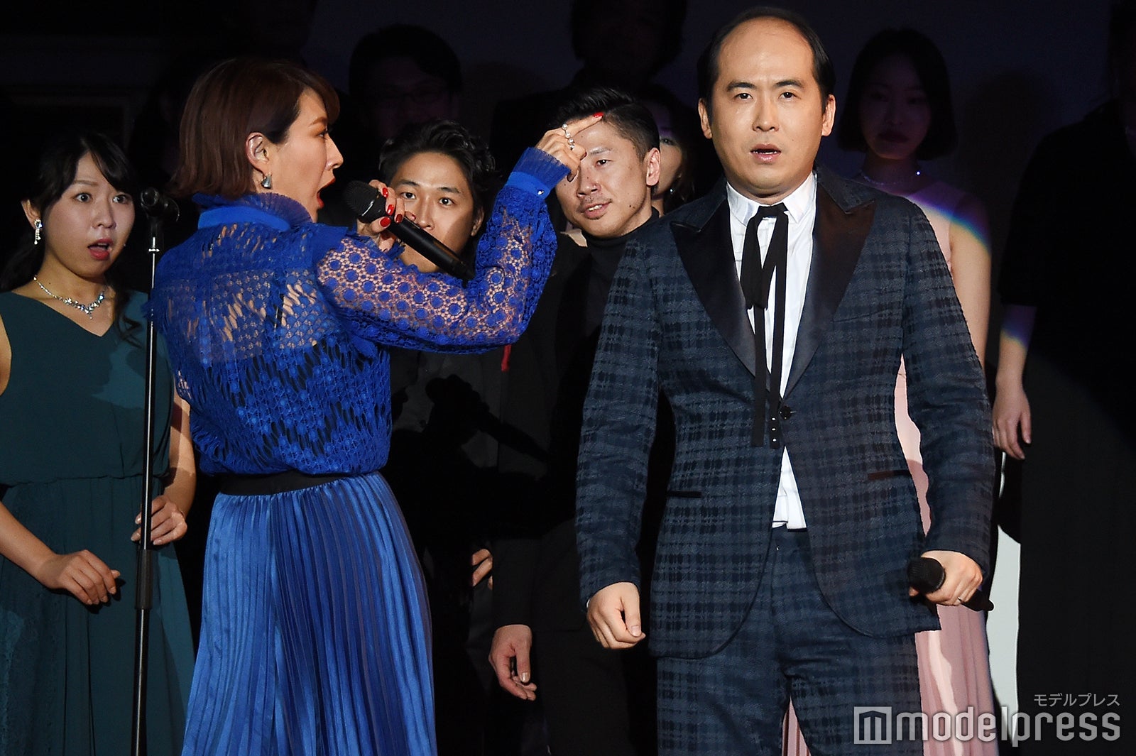 朴ロ美とコンビネーションを披露（C）モデルプレス