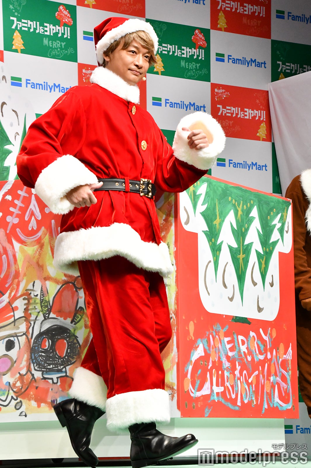 サンタファッションも着こなす香取慎吾 （C）モデルプレス