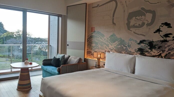 ヘッドボードは鵜飼の木舟をイメージし、枕もとのランプシェードは鵜籠がモチーフ（ホテルインディゴ犬山有楽苑）