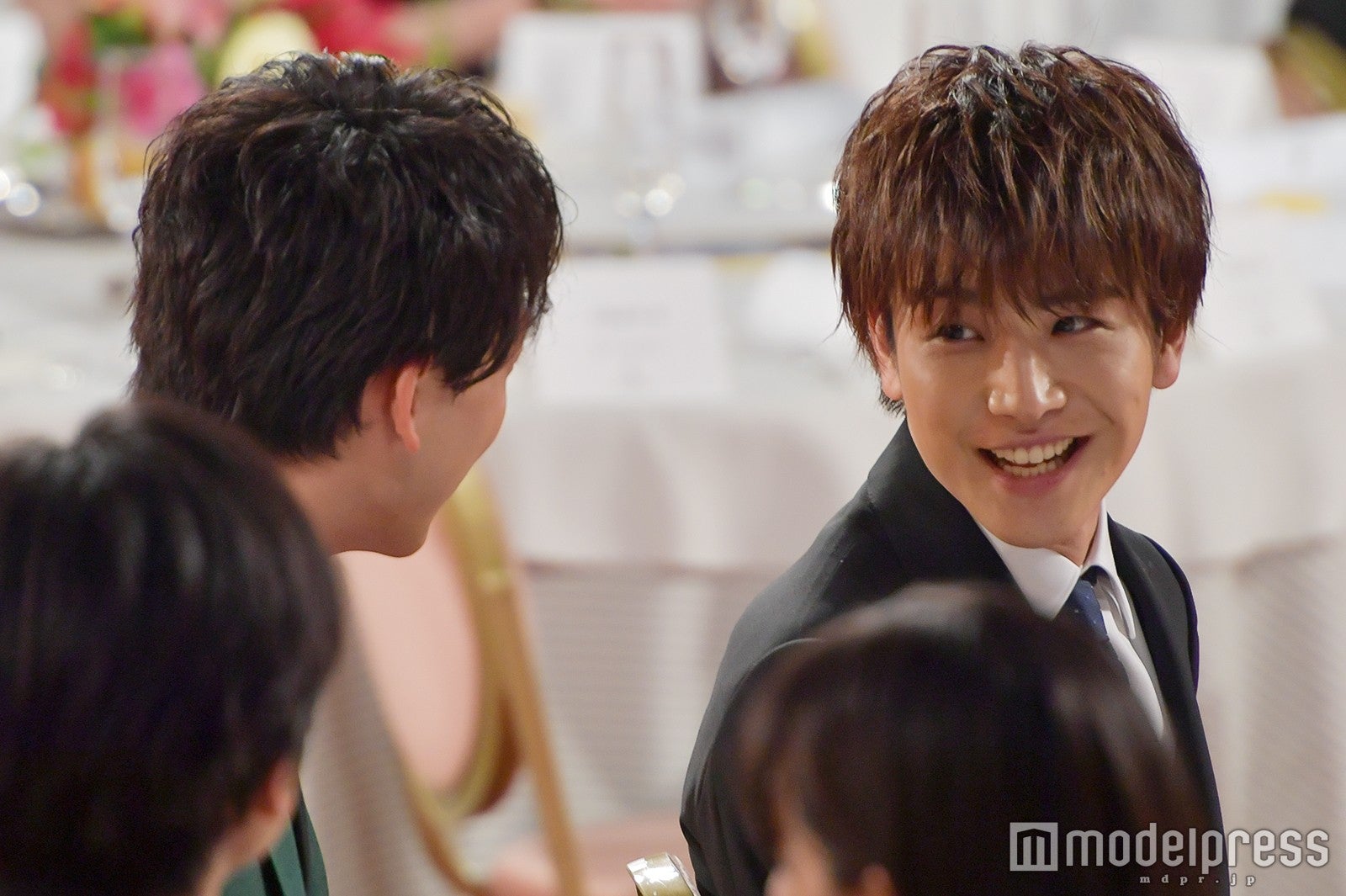 会話する竹内涼真と岩田剛典 （C）モデルプレス