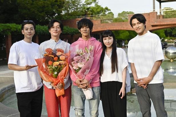 松坂桃李 井浦新 麻生久美子が感無量のクランクアップ 試行錯誤しながら作ってきた時間が 僕にとっては幸せ あのときキスしておけば モデルプレス