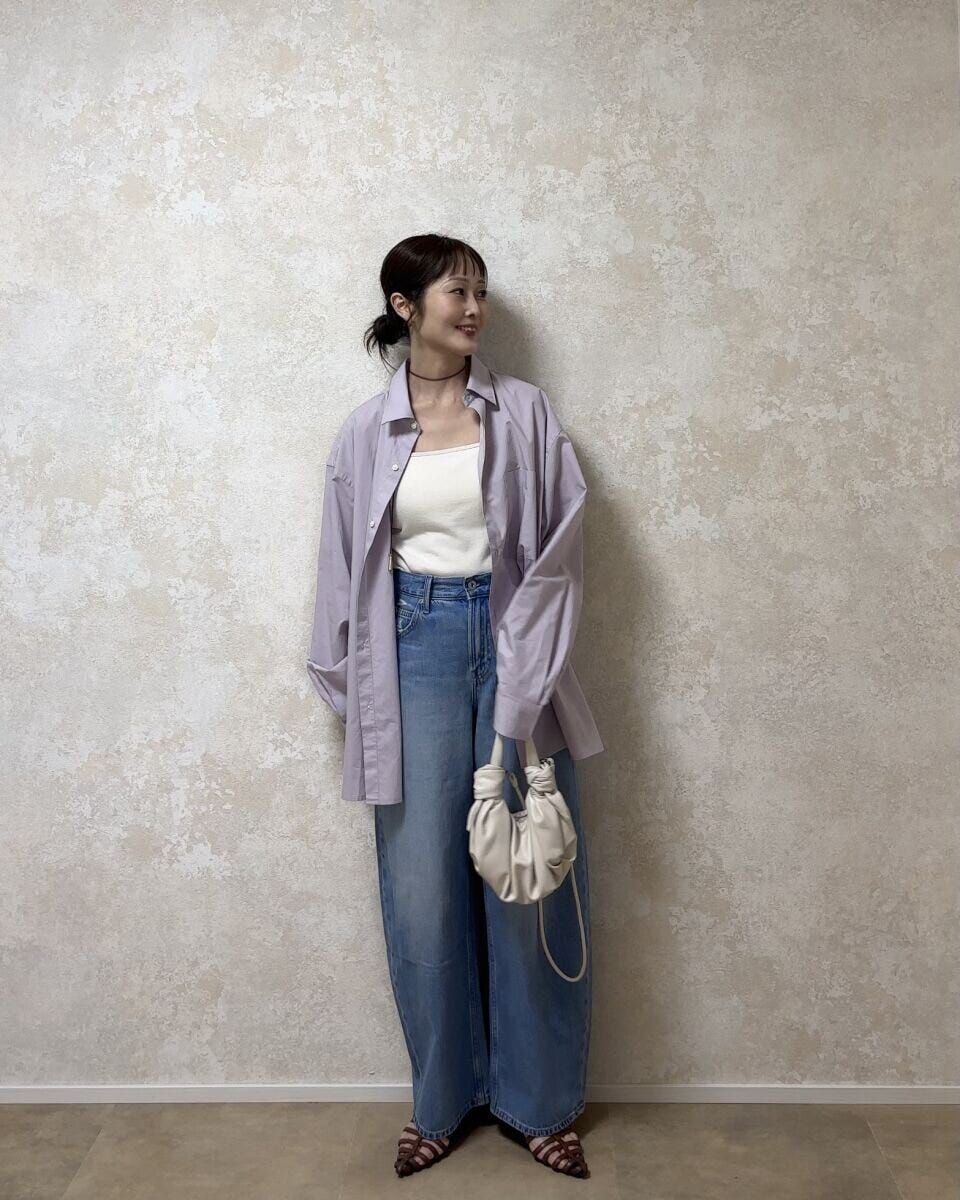 ユニクロ　バギーカーブジーンズ　淡色シャツコーデ