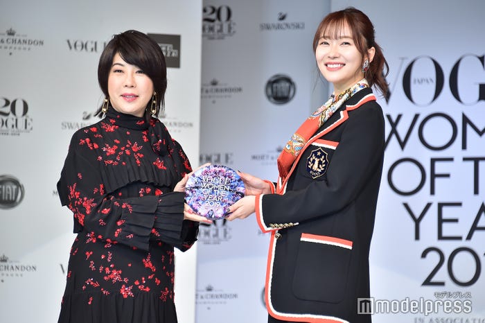 渡辺三津子編集長、指原莉乃(C)モデルプレス