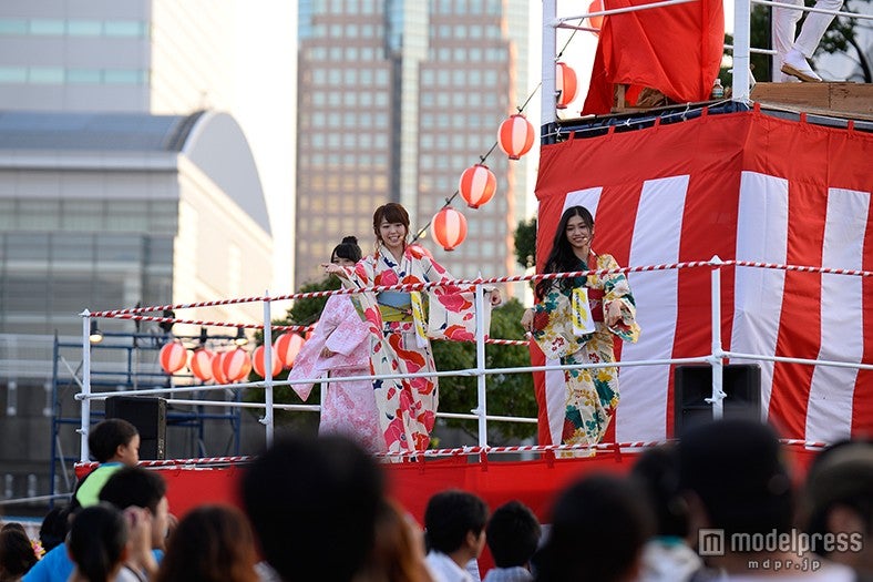 （写真中央）笑顔で歓声にこたえる峯岸みなみ（C）AKS