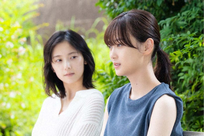 加藤小夏、山下美月「さらば、佳き日」第7話より(C)「さらば、佳き日」製作委員会