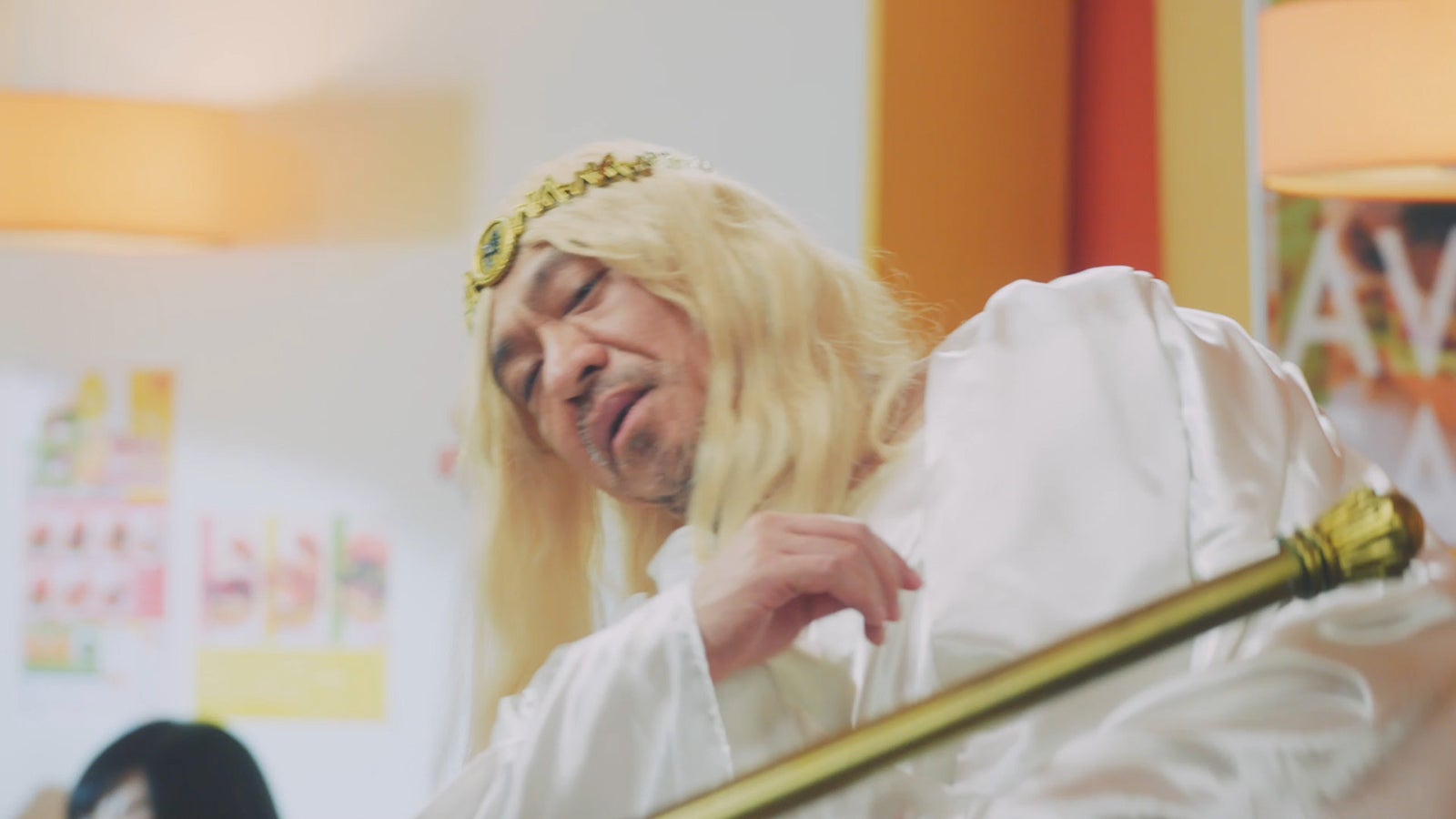 松本人志／新CM「やる気の出る歌」30秒 熱唱篇より（提供写真）