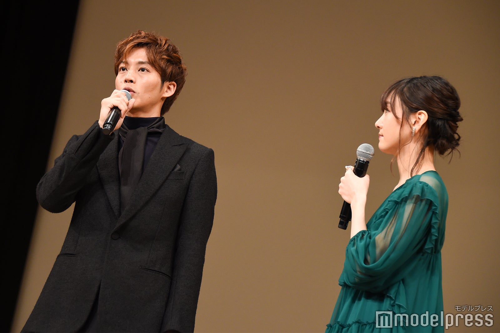 松坂桃李、新垣結衣 （C）モデルプレス