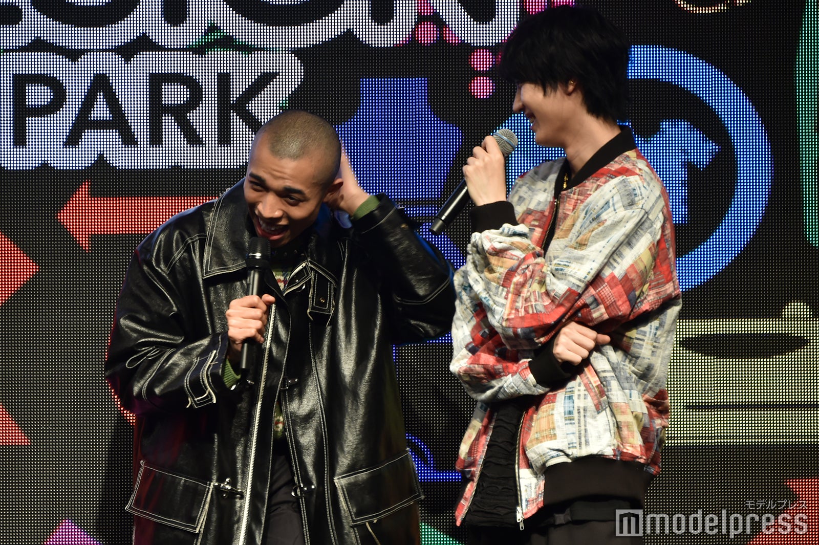 楽しそうなロイと桜田通（C）モデルプレス