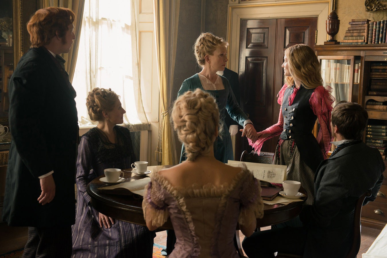 『アリス・イン・ワンダーランド／時間の旅』より（C）2016 Disney