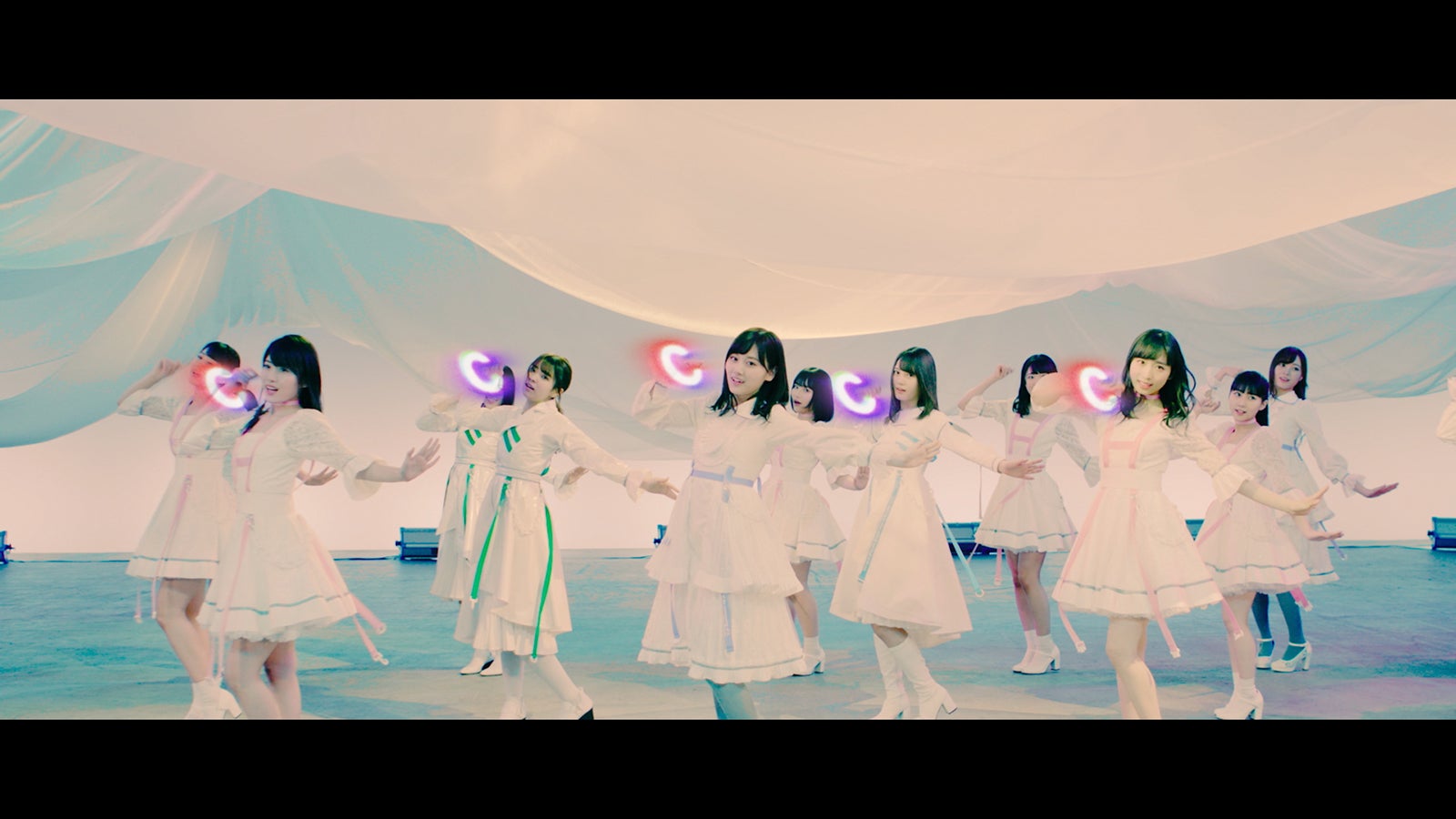 坂道AKB「初恋ドア」MVより（C）AKS／キングレコード