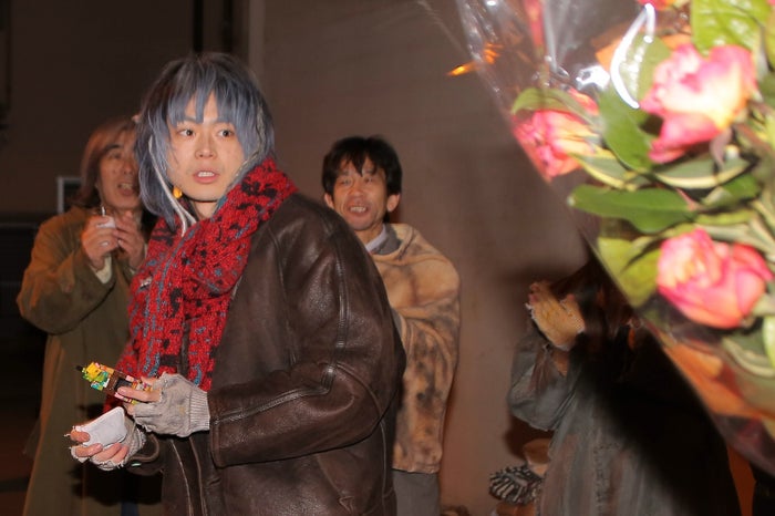菅田将暉、賞をとりまくる 新田真剣佑の祝福に天使スマイル - モデルプレス