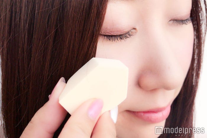 お肌に密着してファンデのモチアップ!(C)モデルプレス