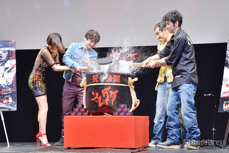 エレキギターで鏡割りを行う様子