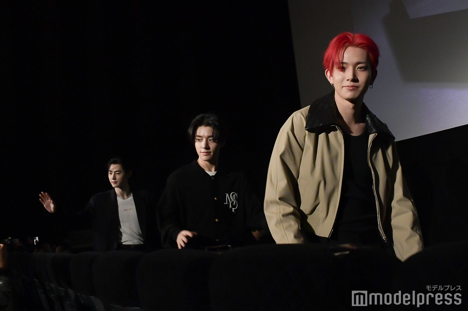 続々と客席に降りてくるSUNGHOON（ソンフン）、JAKE（ジェイク）、HEESEUNG（ヒスン）
（C）モデルプレス