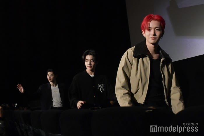 続々と客席に降りてくるSUNGHOON(ソンフン)、JAKE(ジェイク)、HEESEUNG(ヒスン)(C)モデルプレス