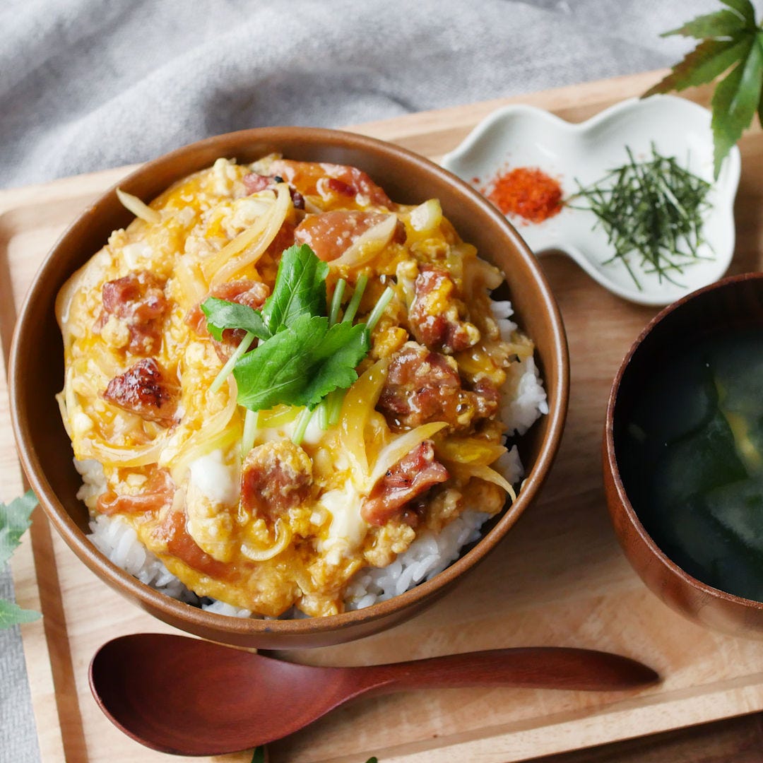 【缶詰レシピ】5分で完成。レンジで作る焼き鳥親子丼