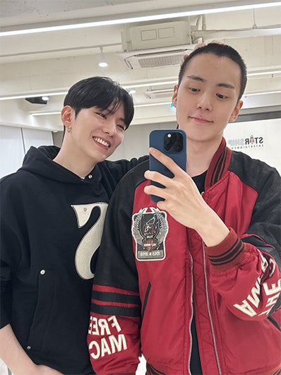 MONSTA X ミニョク、入隊を報告 メンバー作の坊主ヘアも披露