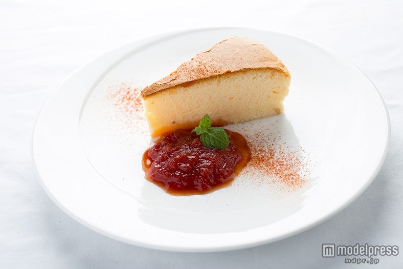 トマトジャム添えのベイクドチーズケーキ￥680／画像提供：野菜がおいしいダイニング LONGING HOUSE